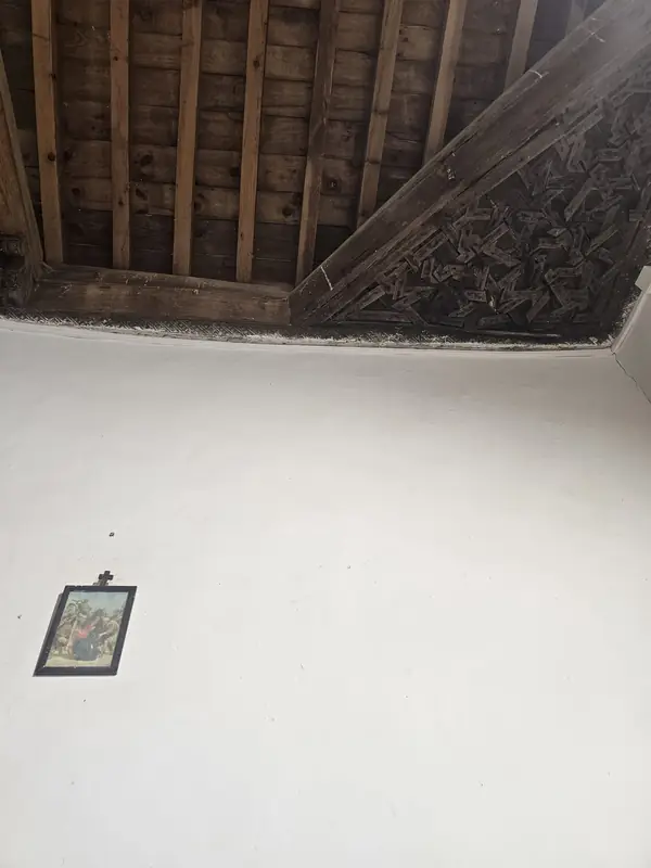 Restos del artesonado mudéjar de lacería en la techumbre de la iglesia