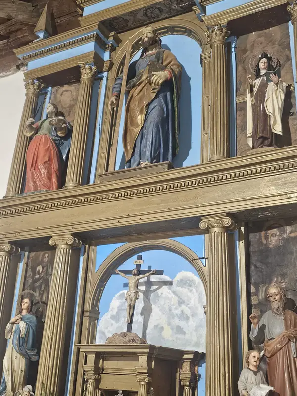 Detalle del retablo barroco con las imágenes de San Andrés, la Virgen y santos